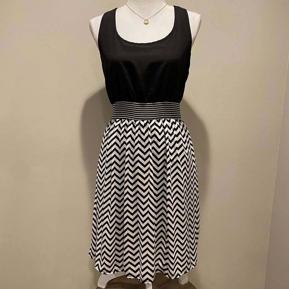 Charming Charlie Black & White Chevron Sleeveless Dress Size Small